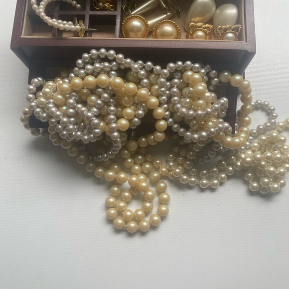 Jewelery Box and Pearl Jewelry - Picture 4 of 4